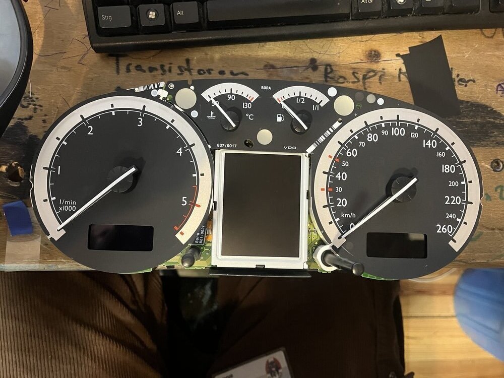 Neuer Sportedition Tacho mit Skoda Nadeln